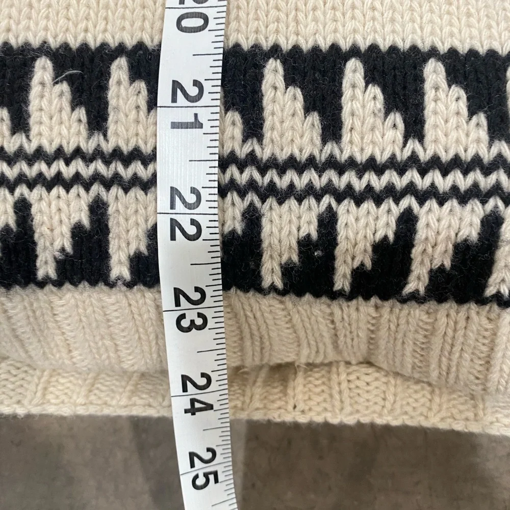 GORGEOUS pillow and insert!By RALPH LAUREN🖤🤍 knit covering with button closure🤍🖤